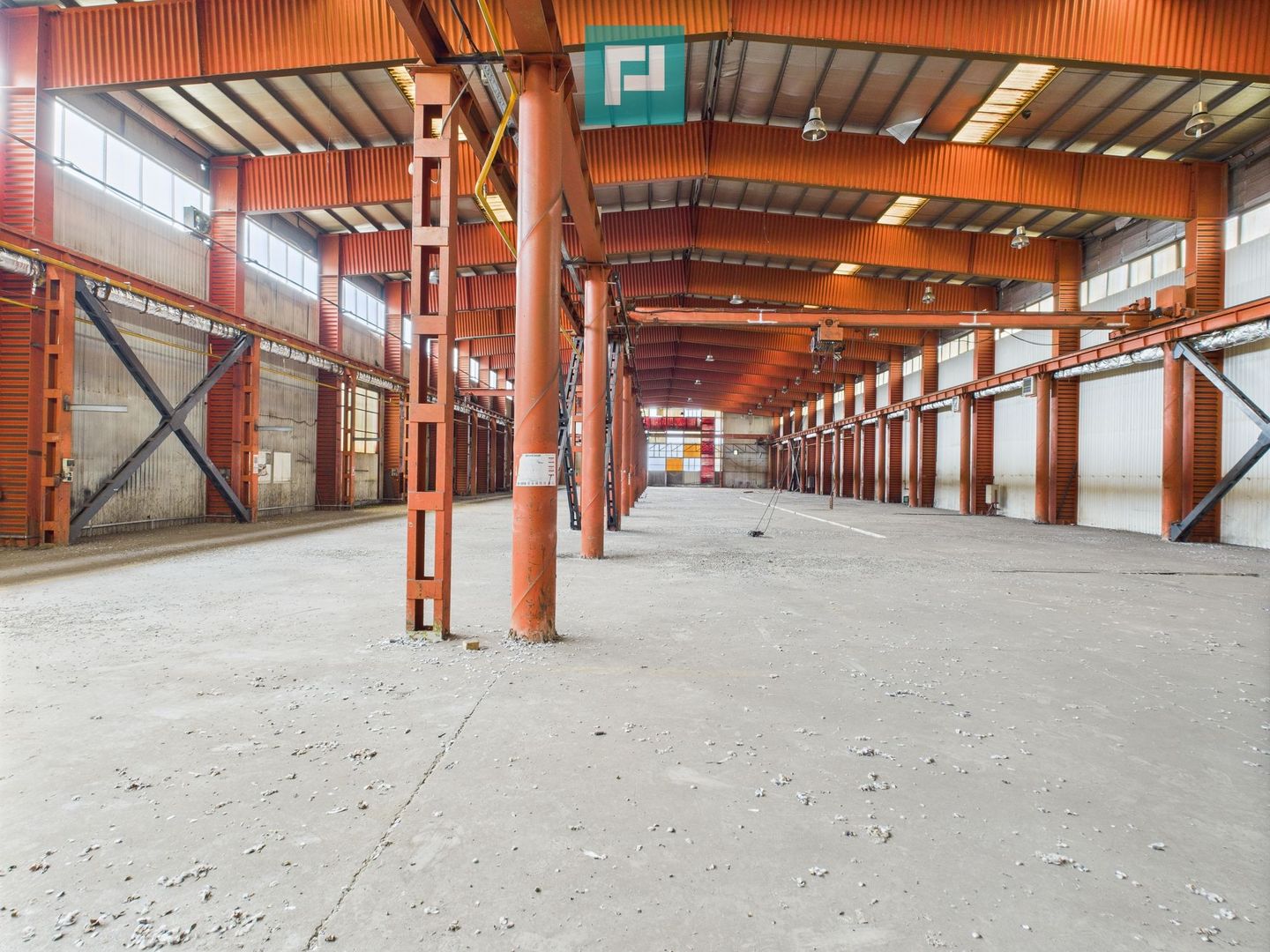 Hală industrială cu pod rulant și parcare betonată - Poză 11