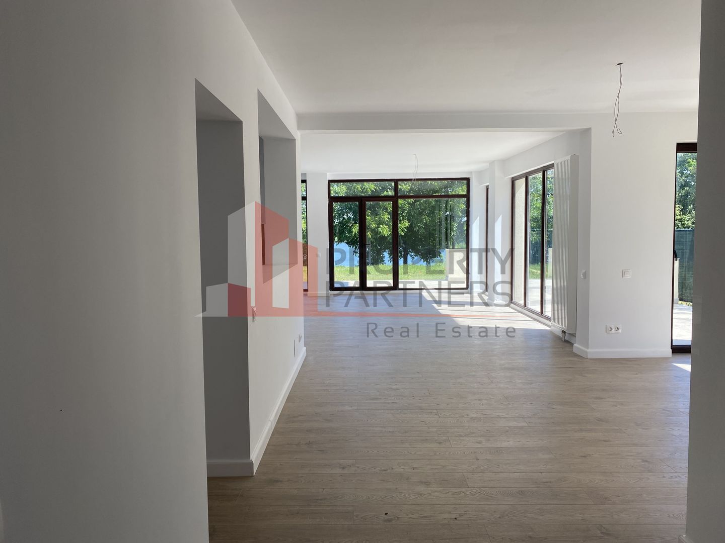 Proprietate pe marginea lacului, vila impresionanta. - Poză 15