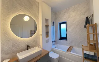 Casa moderna si cocheta. Locatie excelenta. Curte amenajata. Loc de parcare. - Poză 19