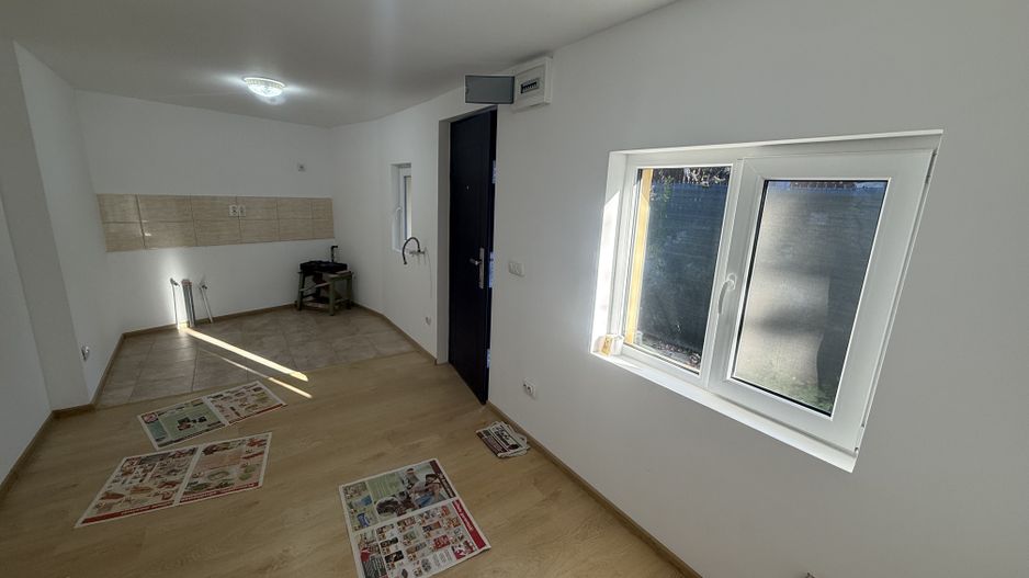 2 corpuri de Casă renovate + teren 125 mp Campina - Poză 13