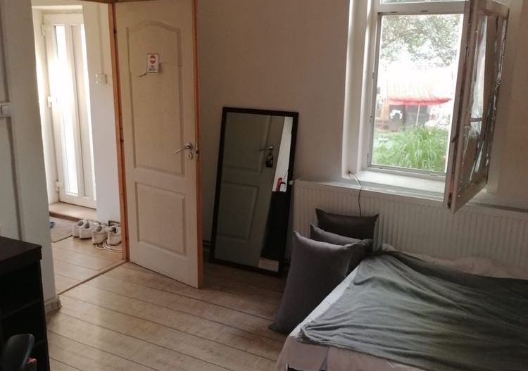 Apartament 1 camera Dambovita curte comuna - Poză 1