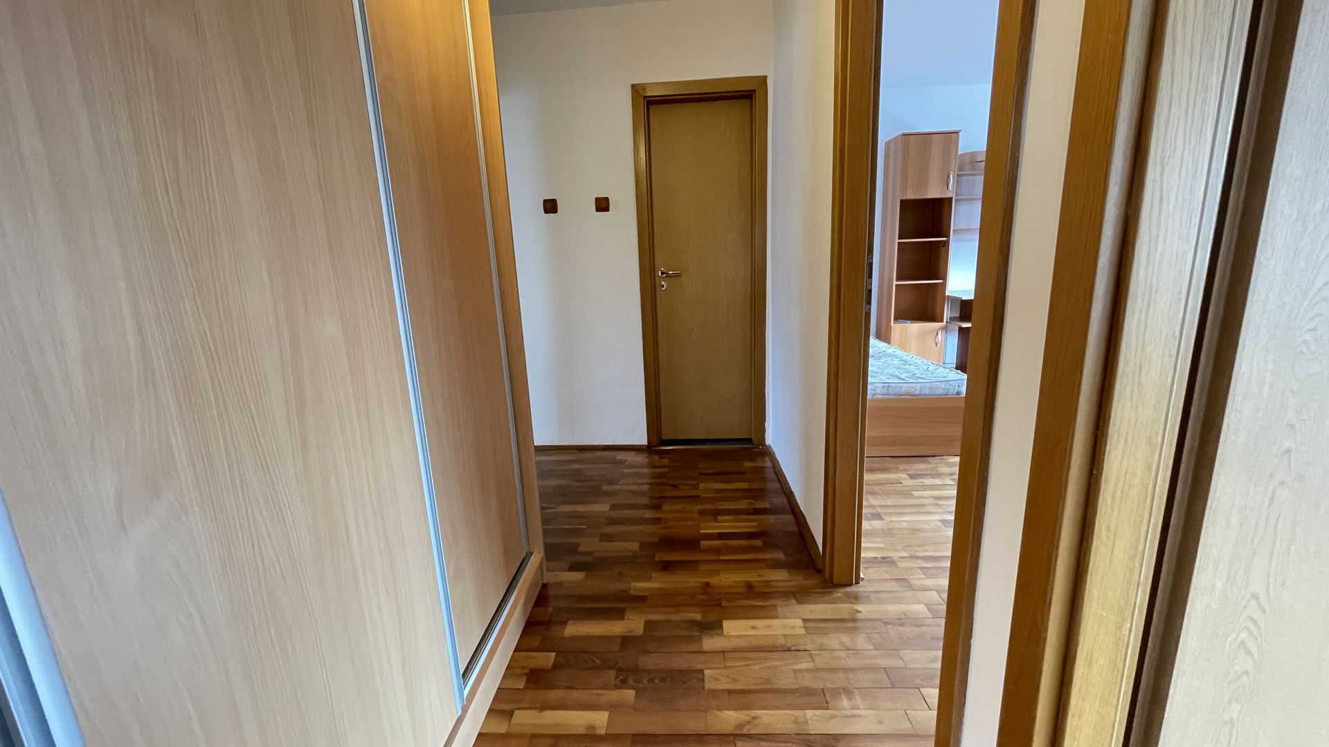 Apartament spatios cu trei camere si garaj - Poză 16
