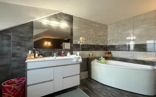 Vila deosebita cu 5 camere pe o strada privata in Borhanci - Poză 11