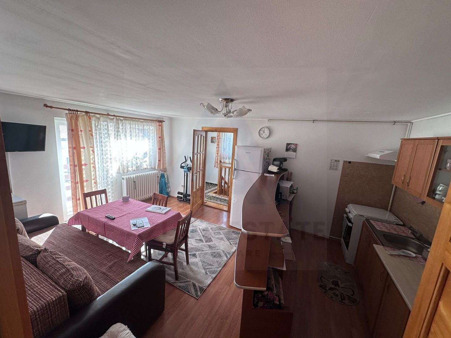 Apartament 3 camere decomandat  78 mp pivnita curte  in zona Centrala - Poză 1