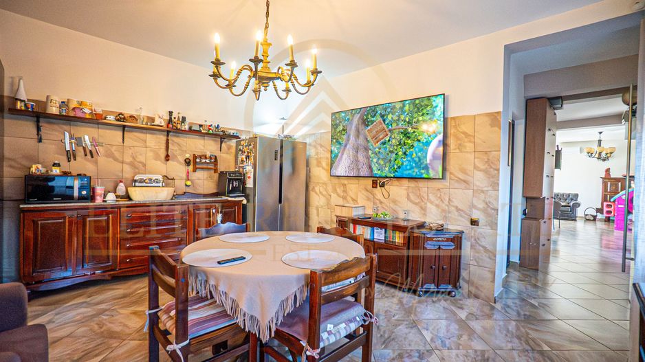 Casa De Vanzare in Palazu Mare - Teren de 455 mp cu Piscina si Garaj - Poză 12