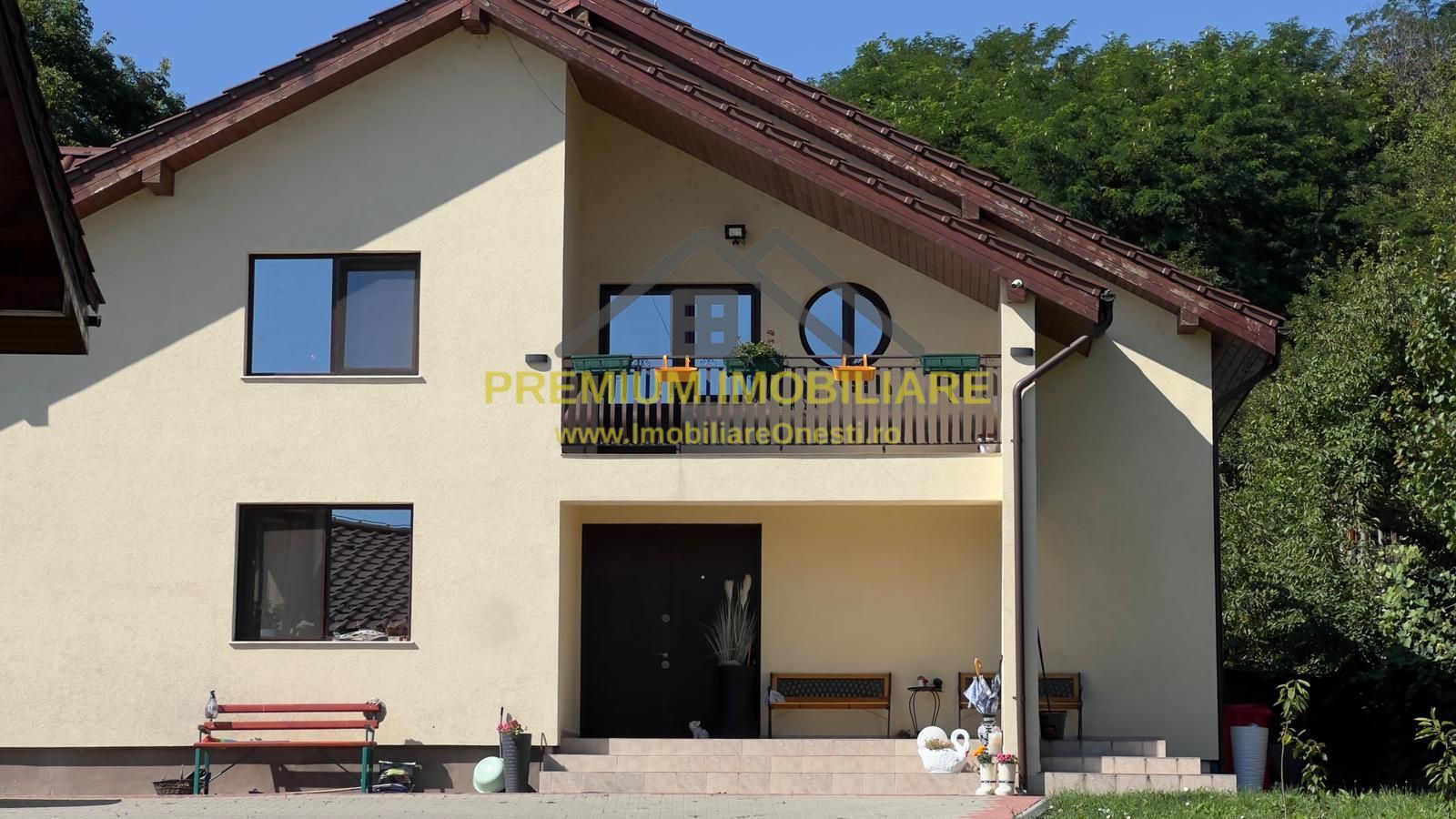 Vilă P+M cu teren de 4.200 mp + Garaj - Onești - Poză 1