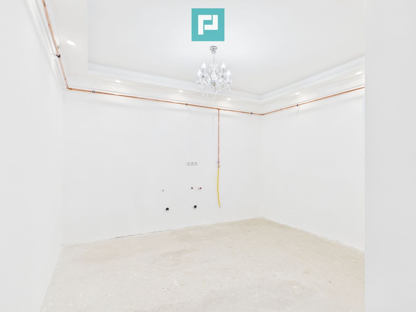 Casă renovată 4 camere si 1452 mp teren în Bătania - Poză 3