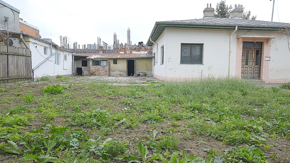 RAHOVA-Str. Muntii Carpati, cu pozitie de colt, casa si teren 580 mp. - Poză 4