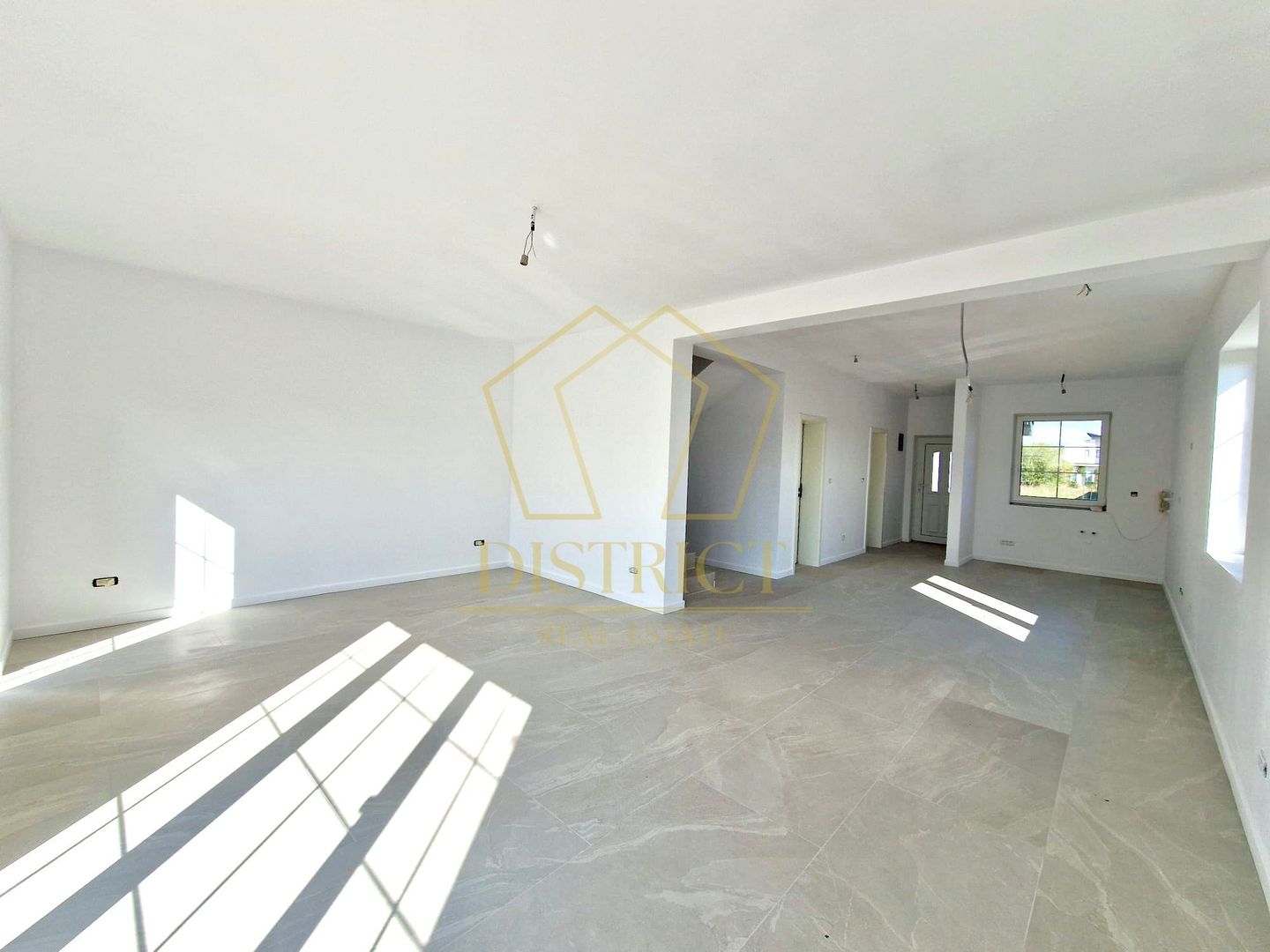 Duplex superb cu 4 camere si dressing | Mosnita Veche | Lidl - Poză 1