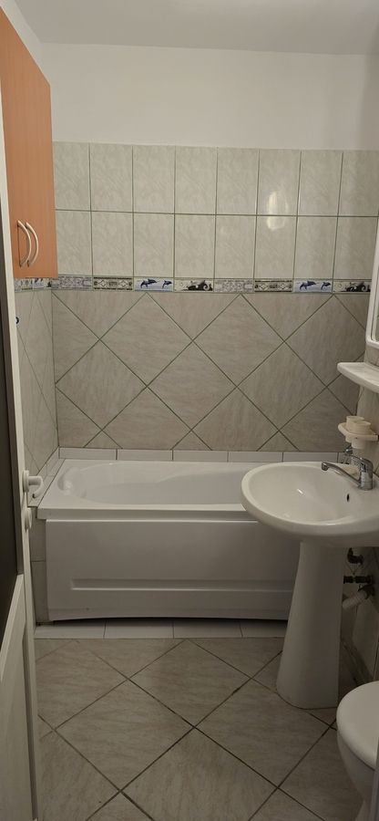 Garsonieră Piata Miniș, etaj 3, mobilată complet, bloc reabilitat - Poză 4