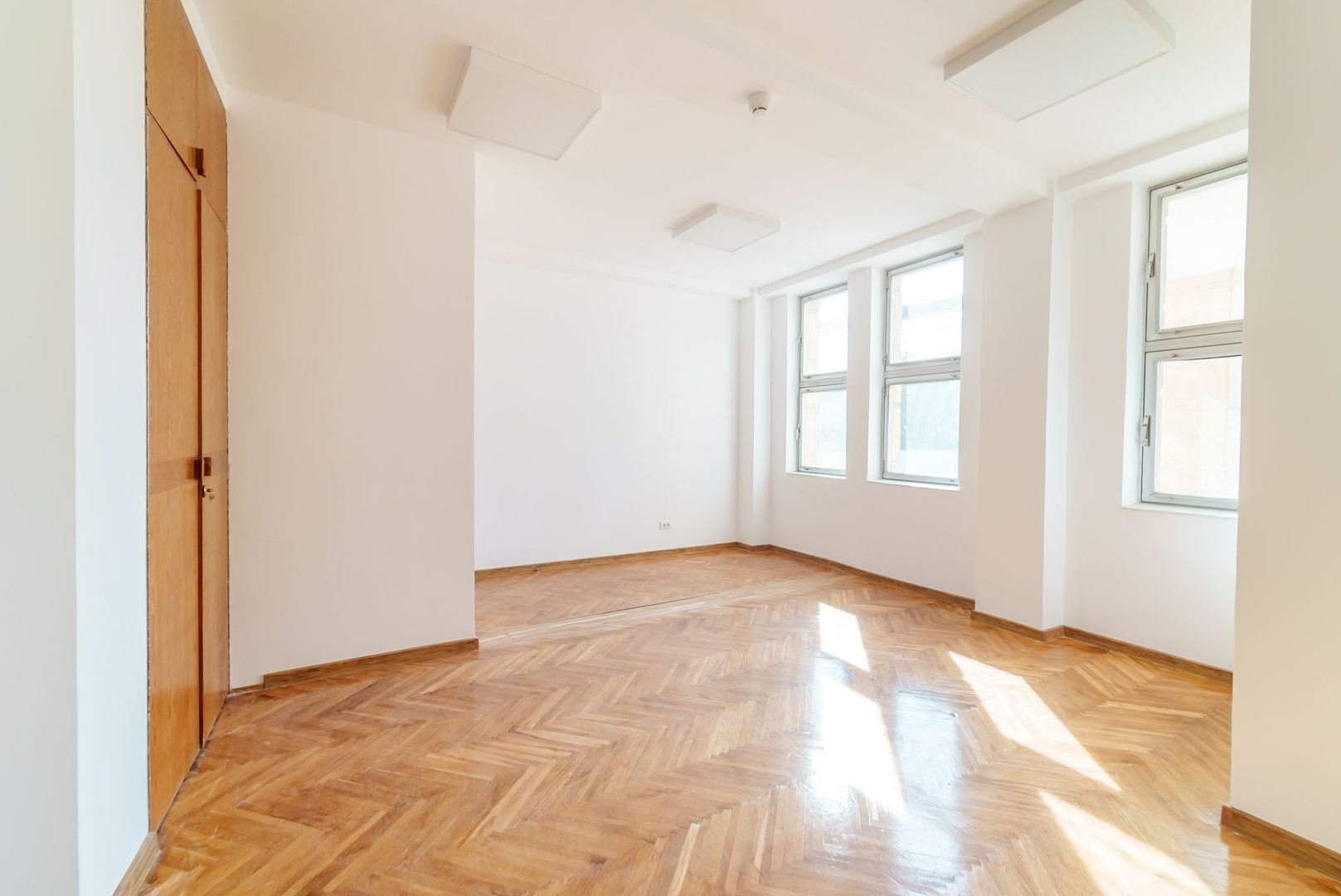 Spațiu pentru sediu firmă în clădire de birouri. - Poză 2