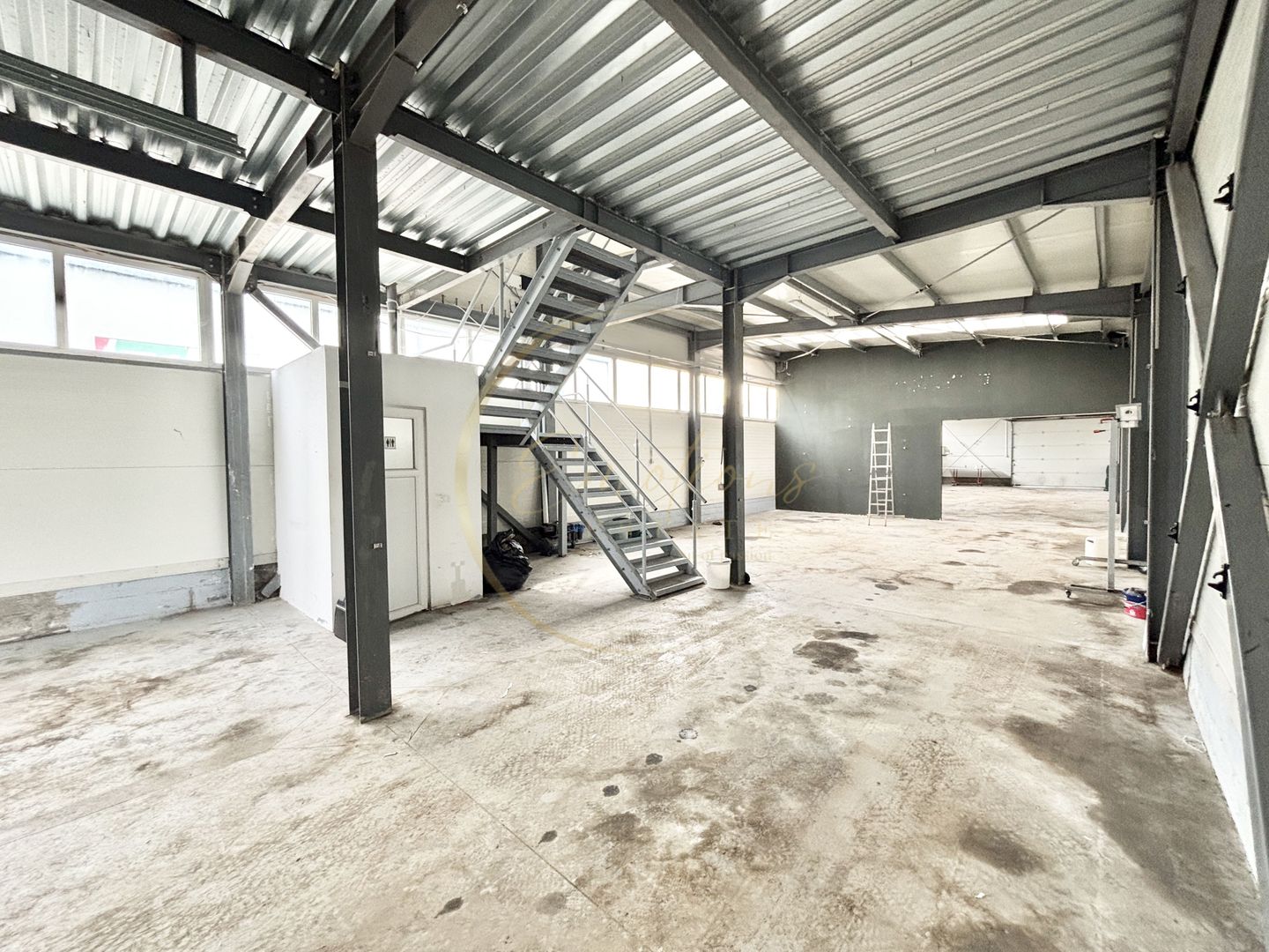 Hala nouă de închiriat — 310 mp utili, vizibilitate excelentă, dotări premium - Poză 1