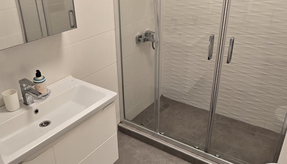 Studio modern de închiriat în Solid Butoaie – vedere la lac, parcare - Poză 7