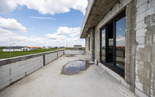 PROPRIETATE VÂNDUTĂ! Vilă spațioasă– Via Carmina, Arad. - Poză 2