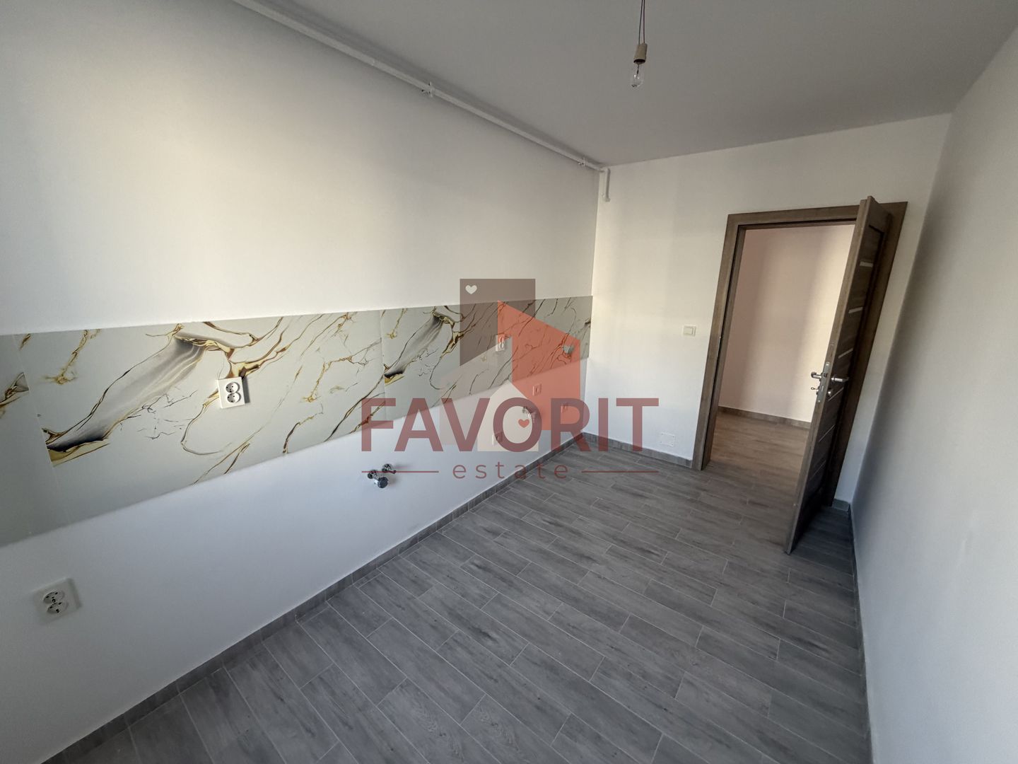 Etaj 2. Disponibil imediat. Decomandat. TVA 21% inclus in pret - Poză 2