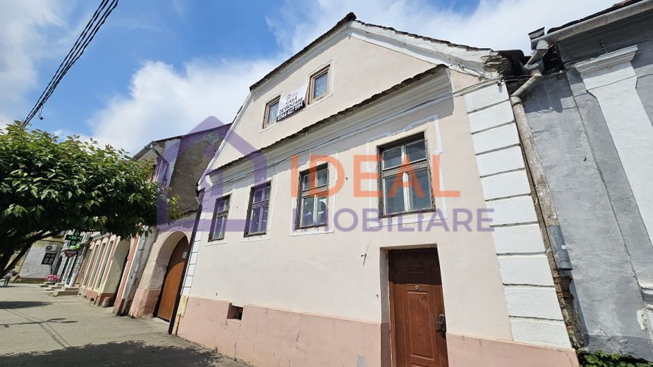 Casă veche, solidă, cu 4 camere, pivniță boltită și 4 băi – zonă centrală - Poză 2