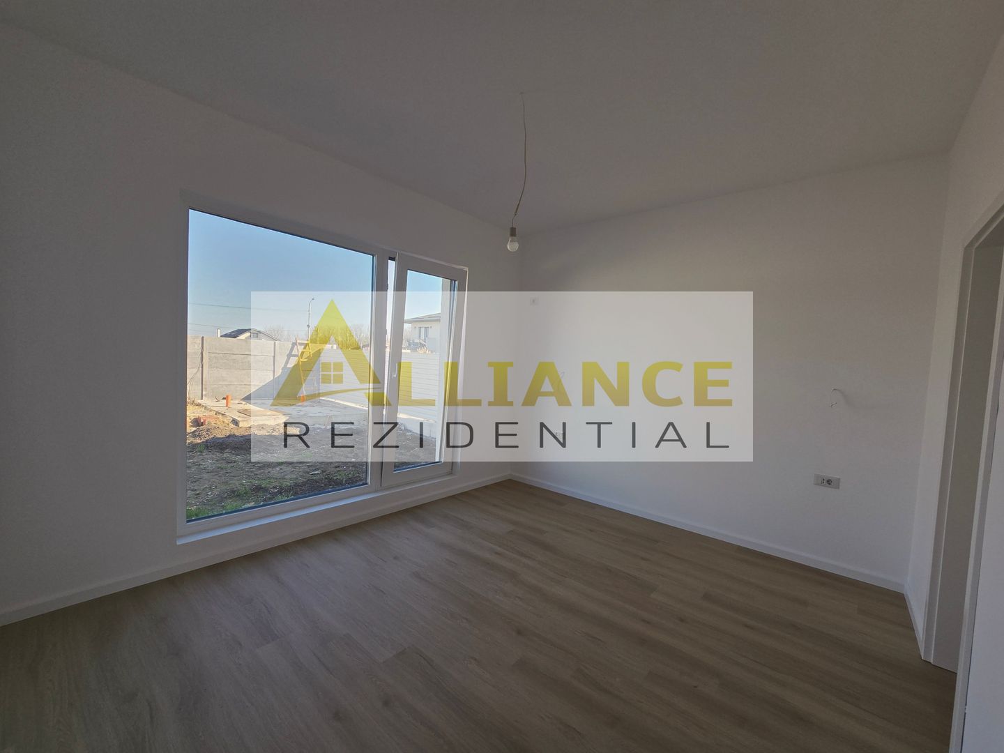 Casa individuala-100m de PENNY-beci-geamuri tripan - Poză 4