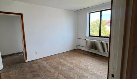vand apartament 2 camere zona Crihala