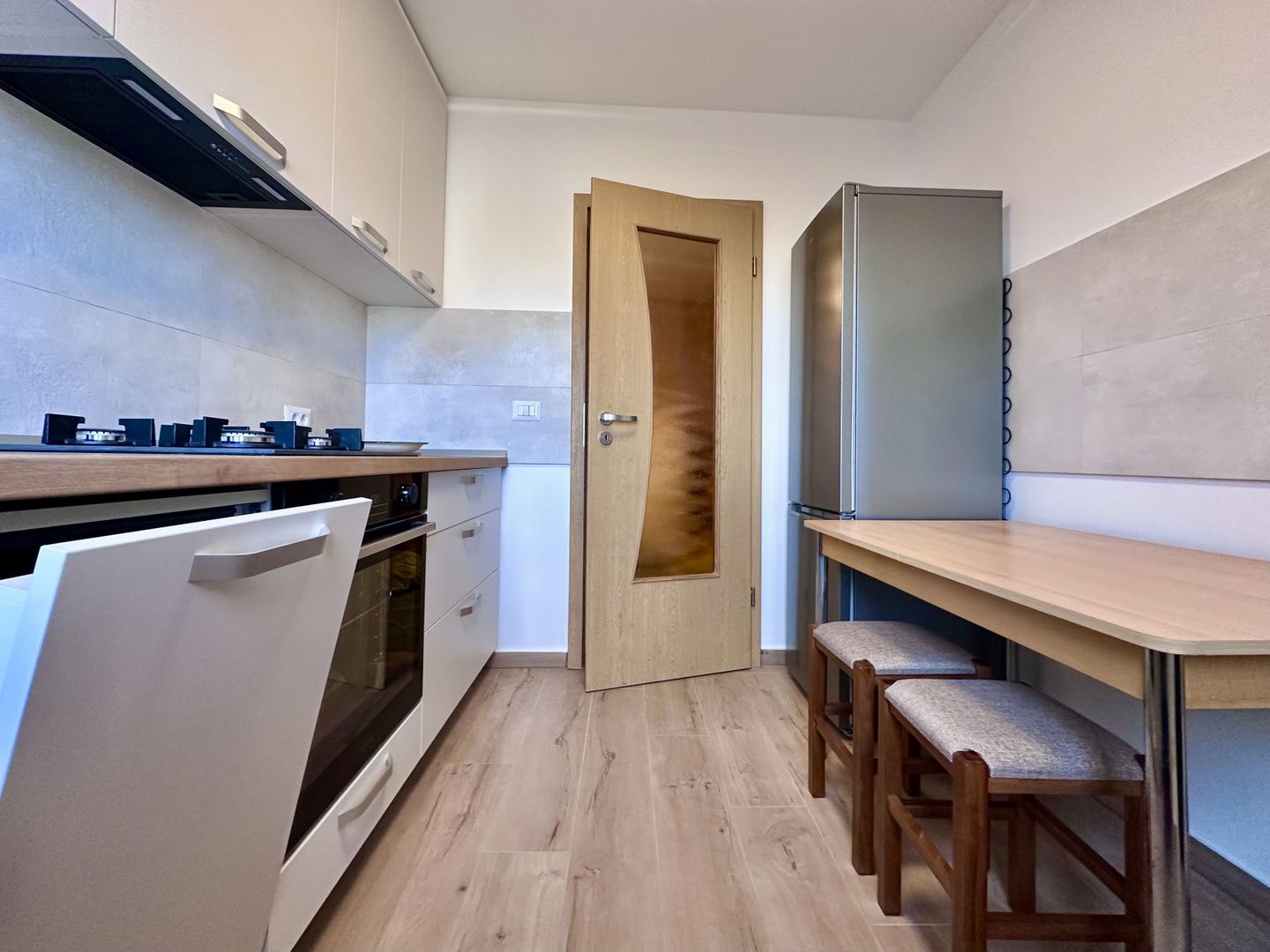 Apartament decomandat 3 camere de închiriat în Piața Bălcescu - Poză 8
