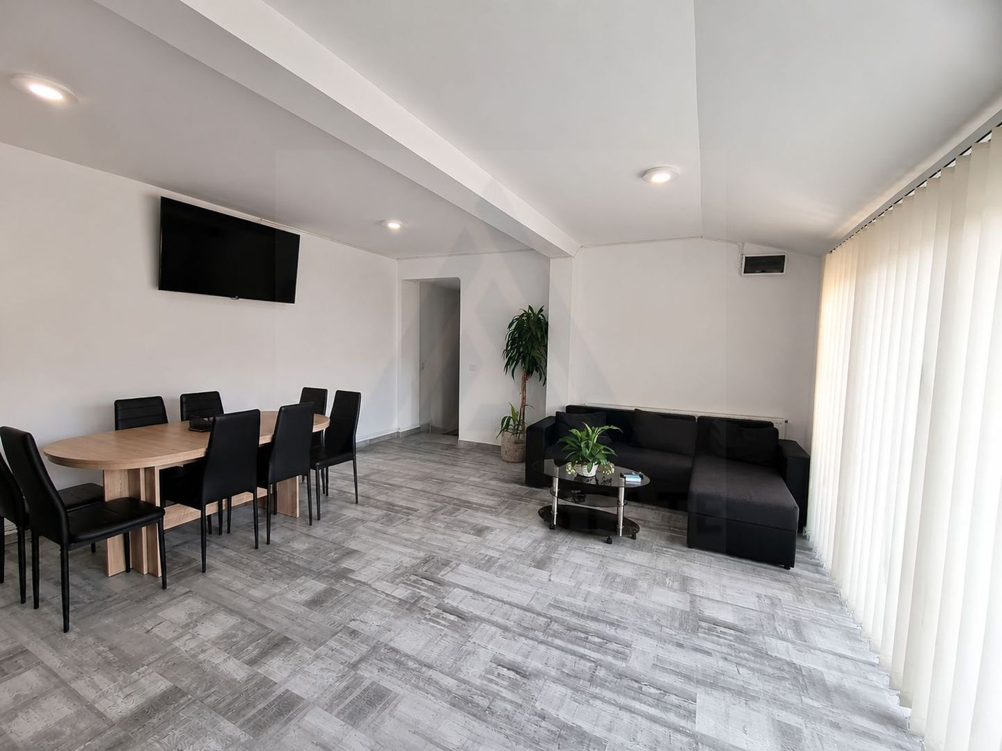 Casă cu 2 apartamente 5 camere 140 mp utili curte 289 mp in Turnișor - Poză 2