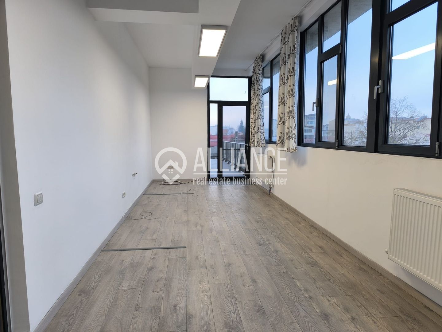 CENTRU ANAF(COD03) - Birou luminos ,cu teras, in cladire noua ! - Poză 7