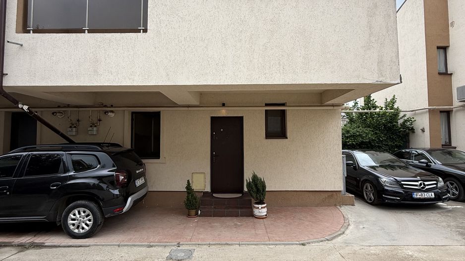 Casă înșiruită complet mobilată + curte+ 2 parcari în complex inchis! - Poză 24