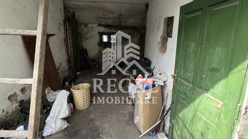 Casă de vânzare în Călanul Mic –  2 clădiri, curte, grădină, garaj - Poză 9