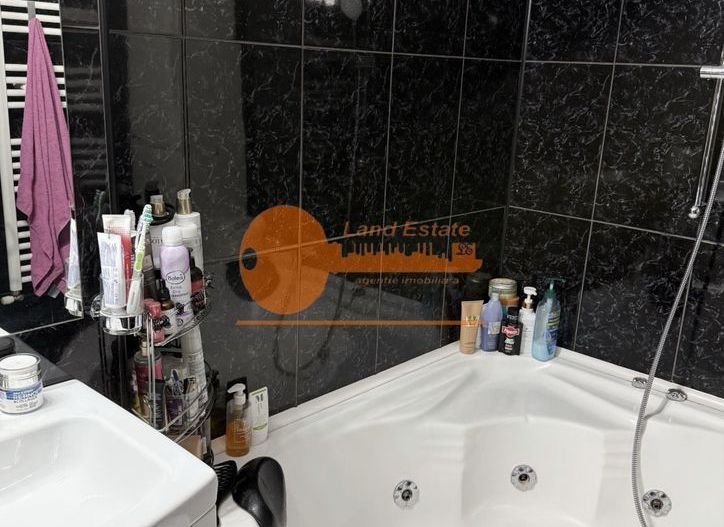 Apartament spațios în vilă | Piața Muncii | Curte proprie & garaj - Poză 7