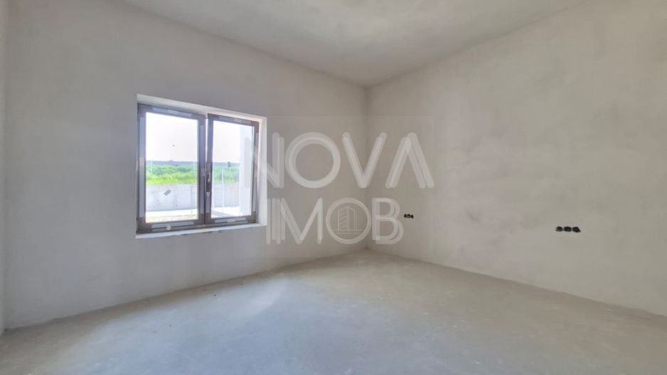 Casa generoasa cu 5 camere, 2 bai, dressing si parcare – Sura Mica - Poză 12