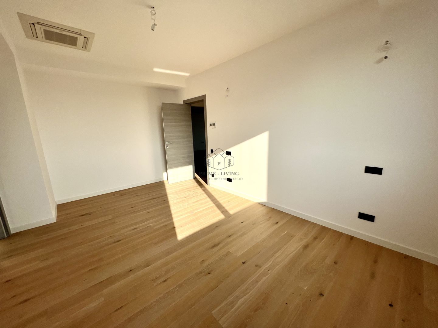 APARTAMENT DEOSEBIT CU 3 CAMERE LA VANZARE CU VEDERE LA LAC - Poză 4