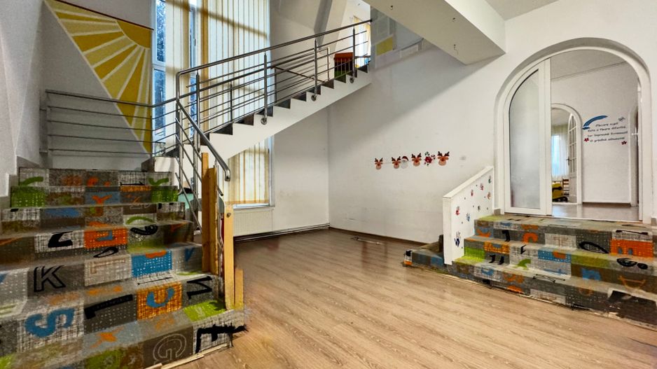 Casa spațioasă, cu spațiu comercial, locuri de parcare - Aradului Vest - Poză 4