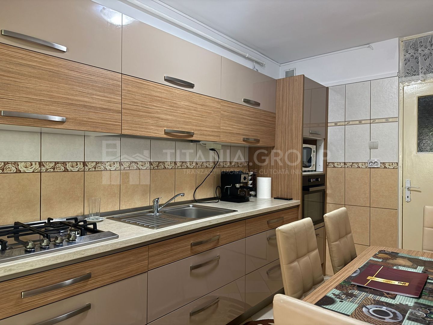 Apartament cu 2 camere, 2 bai, decomandat, etaj 1 - zona Racadau - Poză 4