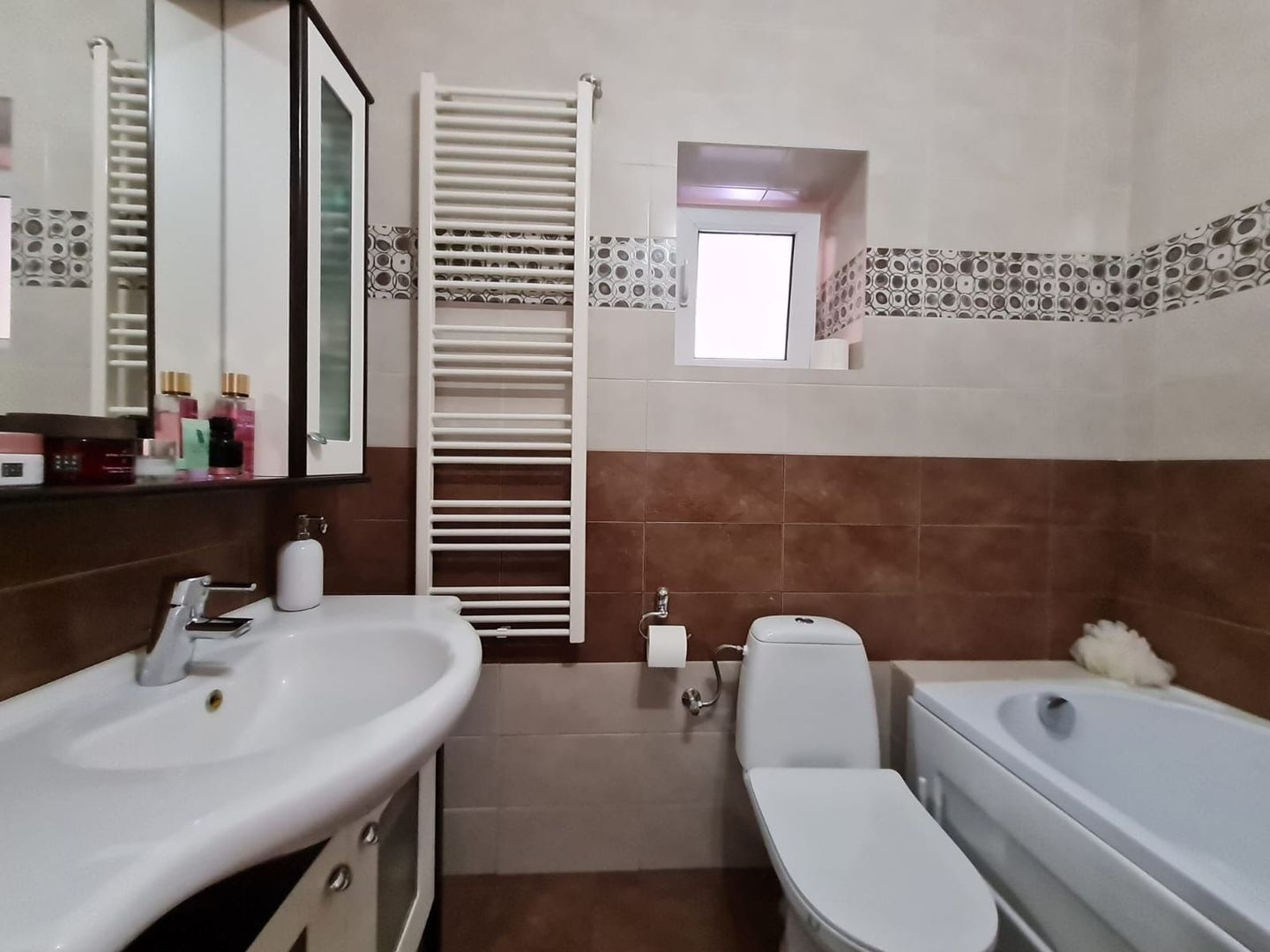 Casă cu teren generos pretabila pentru afacere - Poză 13