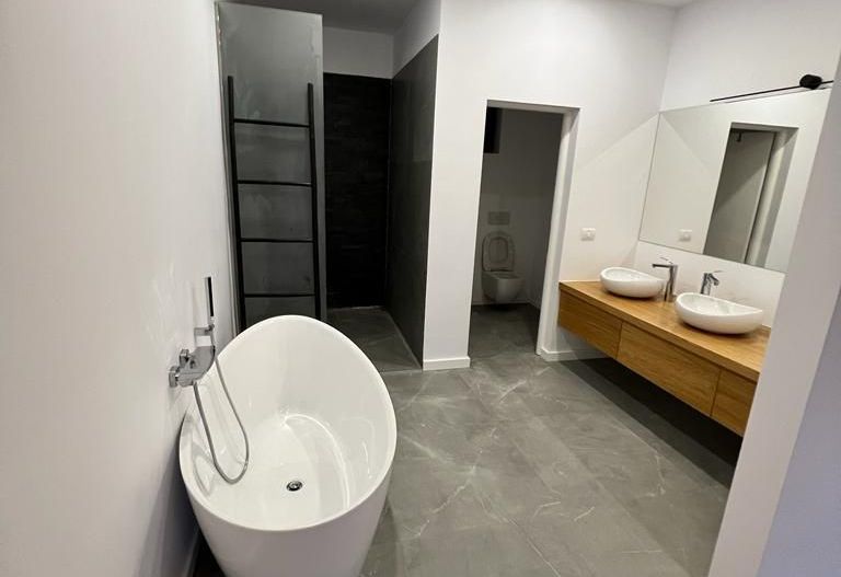 Locuinta moderna spatioasa cu garaj - Poză 17