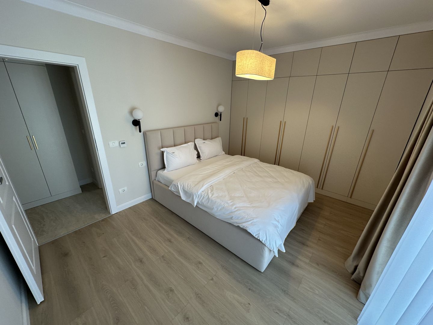 Apartment deosebit cu curte proprie se vinde complet mobilat - Poză 15