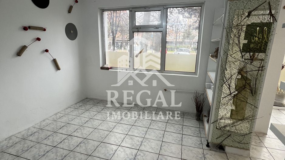 Spațiu comercial de vânzare – 47 mp utili, vitrină generoasă - Poză 3