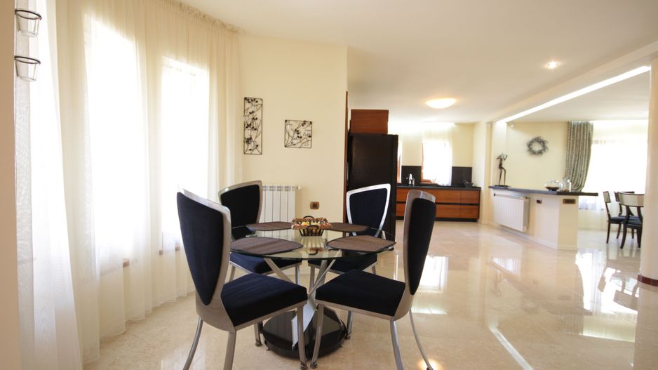 O casa deosebita cu Piscina - Poză 8