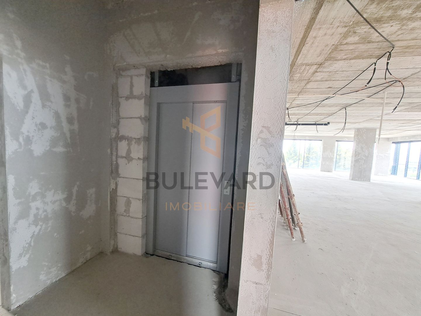 Cladire comerciala situata la drum intens circulat, 1365 mp utili + 20 parcari - Poză 14