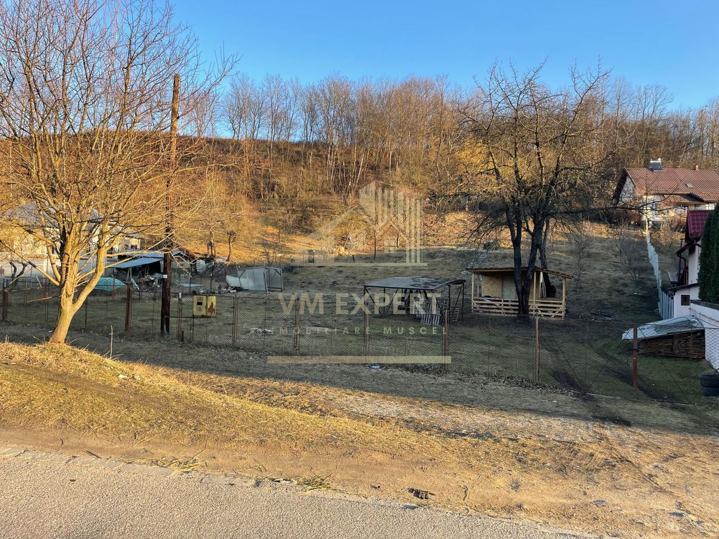 TEREN INTRAVILAN 700 MP VISOI CAMPULUNG - Poză 1