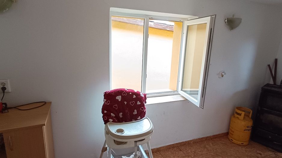 Casă spațioasă cu 4 camere , curte și teren generos în Mașloc - Poză 19