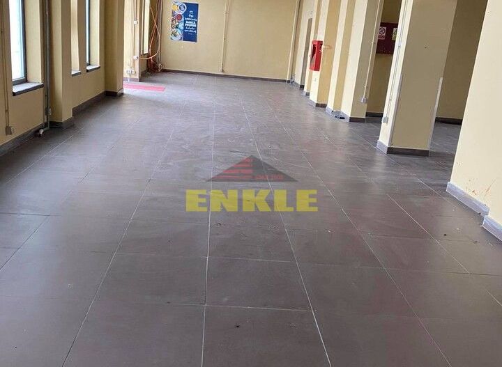 Spatiu comercial , suprafata de 200mp,pret 2300euro negociabil,zona Stejari - Poză 1