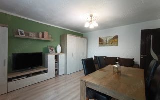 Vând apartament decomandat cu 3 camere, micro 16. - Poză 1