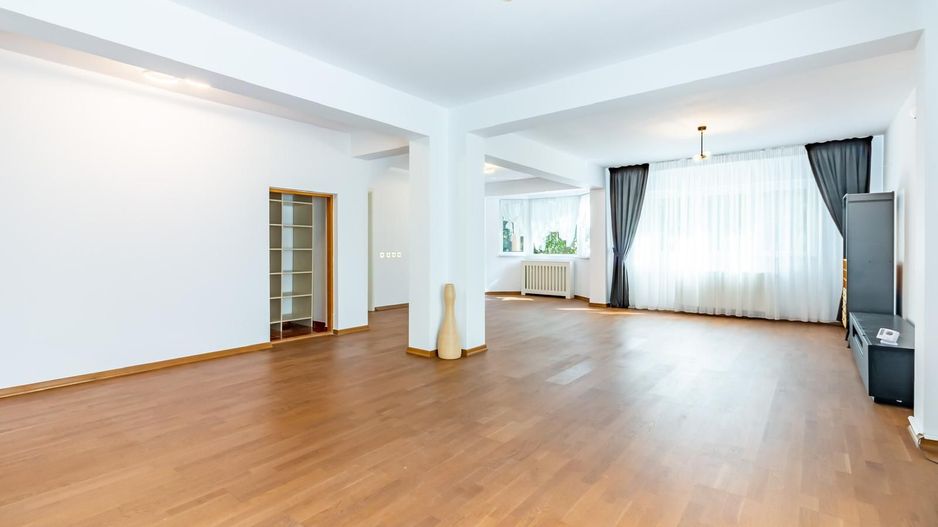 Vilă Individuală de Închiriat – Cartier Azur, 5 Camere, Terasă cu Jacuzzi, Curte 400 mp - Poză 5