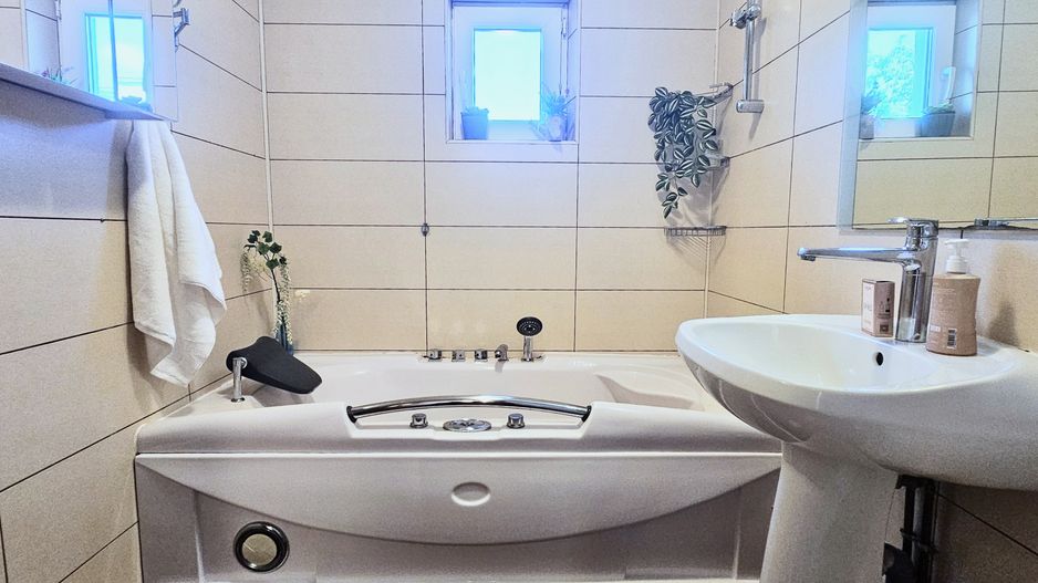 Apartament etaj intermediar, luminos, centrală proprie, fereastră la baie - Poză 3