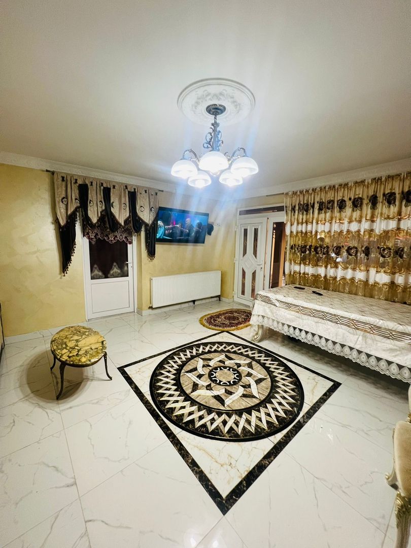 Casa cu teren , ULTRACENTRAL , singur in curte - Poză 4