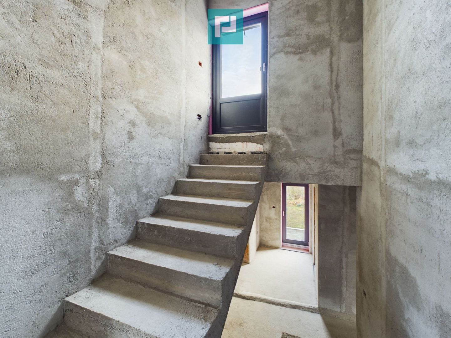 Vilă modernă pe 3 niveluri la gri în Poltura - Poză 28