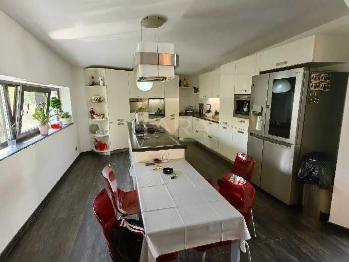 Vila deosebită cu 6 camere, piscină și grădină amenajată – Florești. - Poză 4