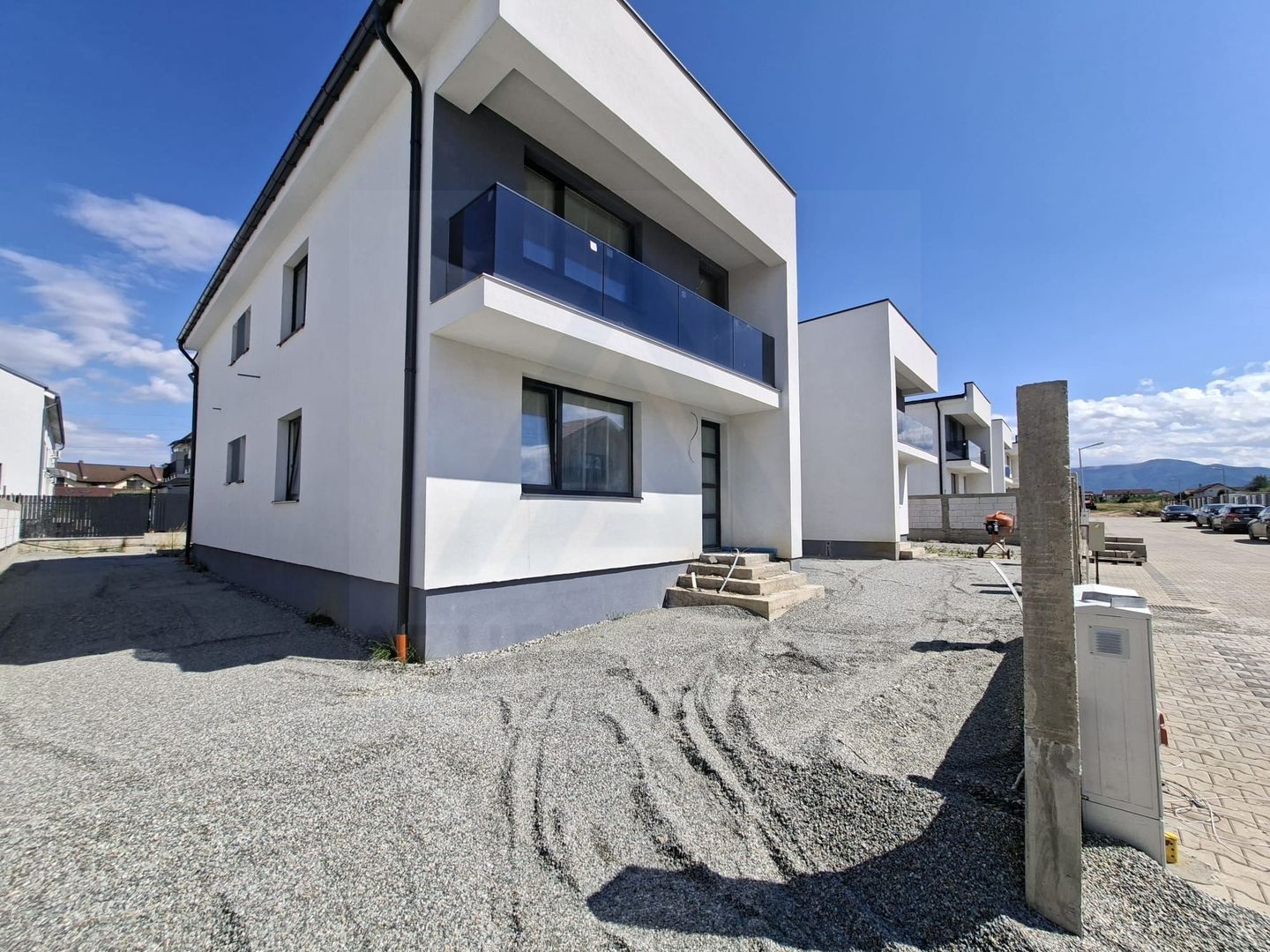 Casa moderna 4 camere 2 bai 2 balcoane si teren 140 mp in Arhitectilor - Poză 1