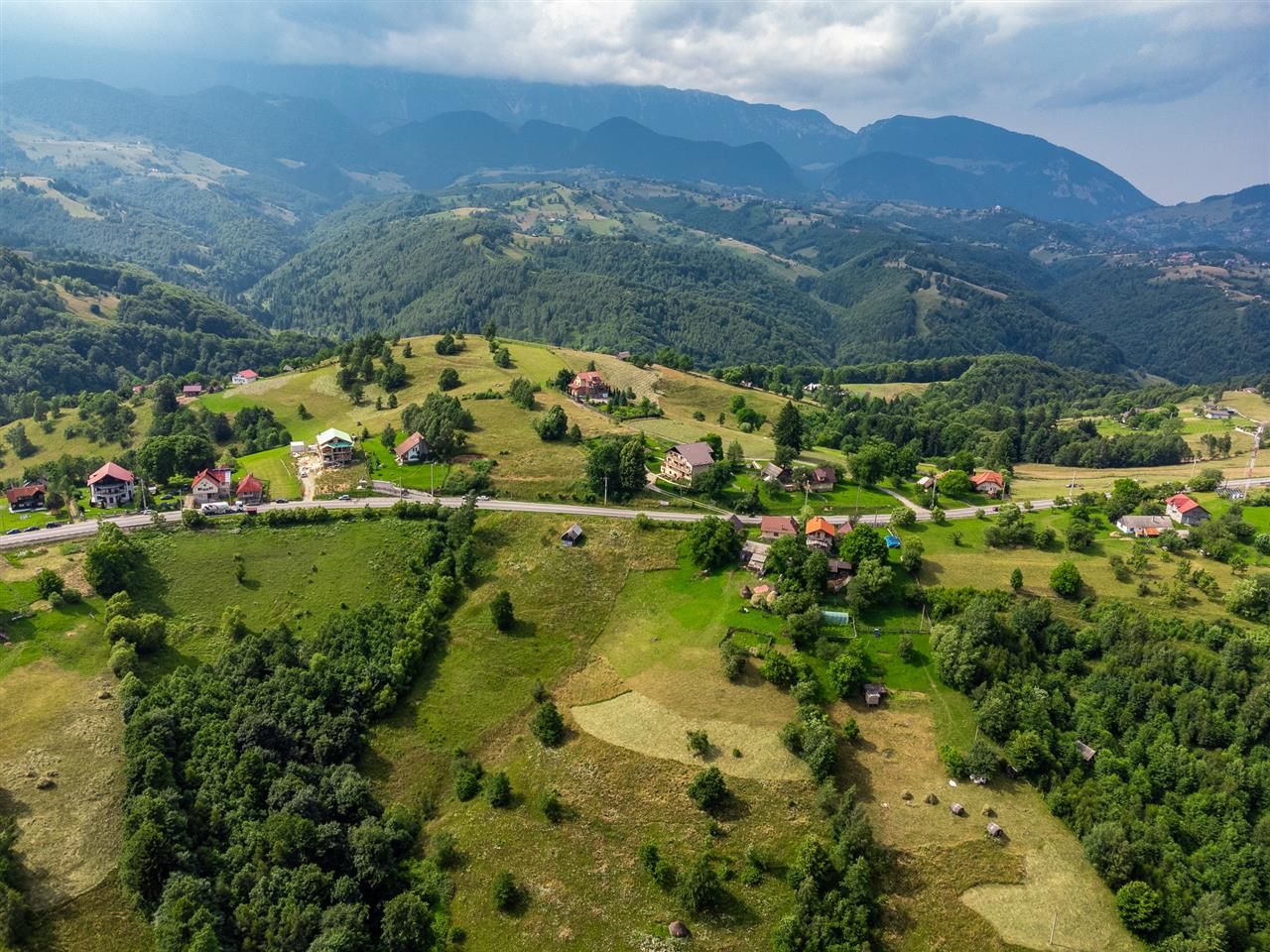 Aproape 4.000 mp, in fascinatia decorului montan, Bran, Moieciu de Jos, Brasov - Poză 3