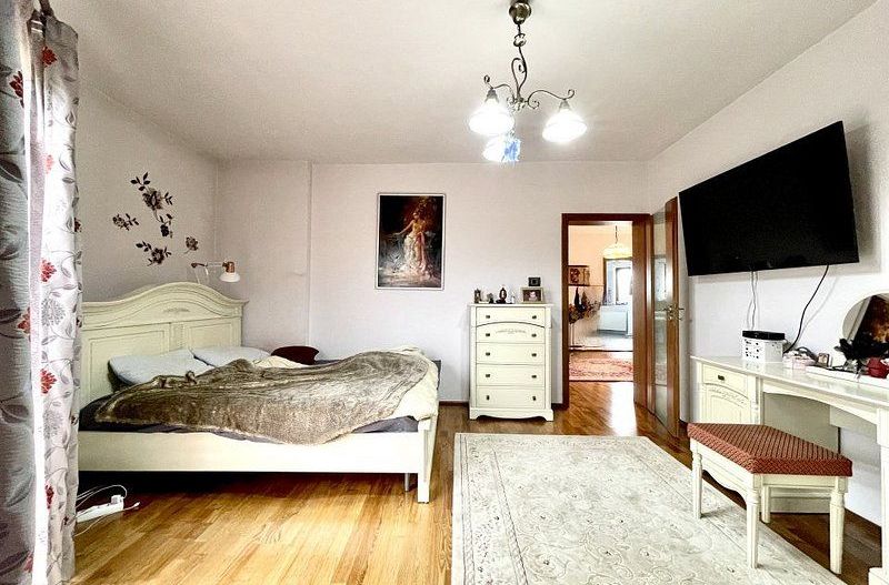 Design clasic, pozitie centrală - casă  în Dumbrăvita - Poză 12